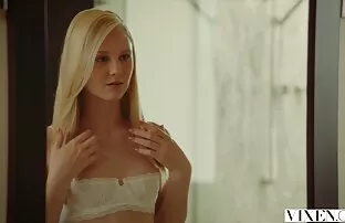 XXX წითელი ჯერ გეი ძაღლი სექსი საწოლში, ხელში.