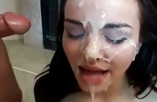 XXX პორნო მოდელი Lisa caresses შავი, pussy აბაზანა საპონი.
