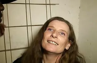 XXX გოგონა ცეკვის წინ ერთი მხრივ. გერმანელი